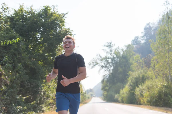 Jovem Desfrutando Estilo Vida Saudável Enquanto Corre Longo Uma Estrada — Fotografia de Stock