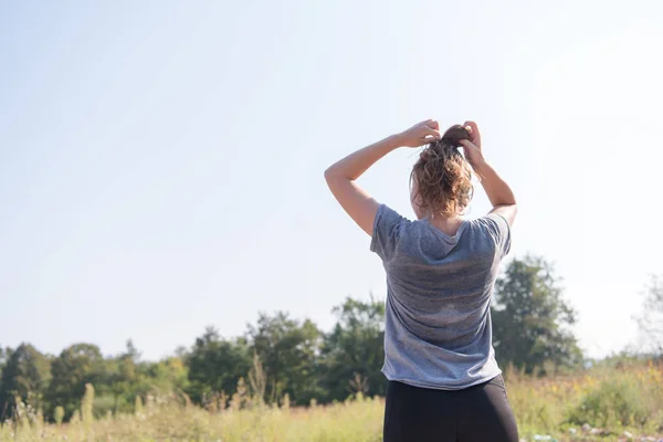 Jovem Mulher Desfrutando Estilo Vida Saudável Enquanto Corre Longo Uma — Fotografia de Stock