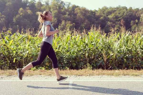 Młoda Kobieta Korzystających Zdrowego Trybu Życia Podczas Joggingu Wzdłuż Kraju — Zdjęcie stockowe
