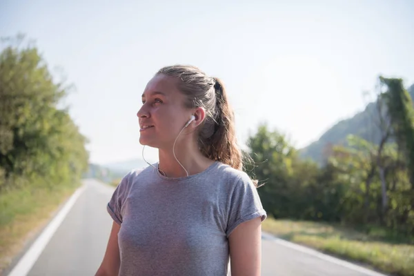 Jovem Mulher Desfrutando Estilo Vida Saudável Enquanto Corre Longo Uma — Fotografia de Stock