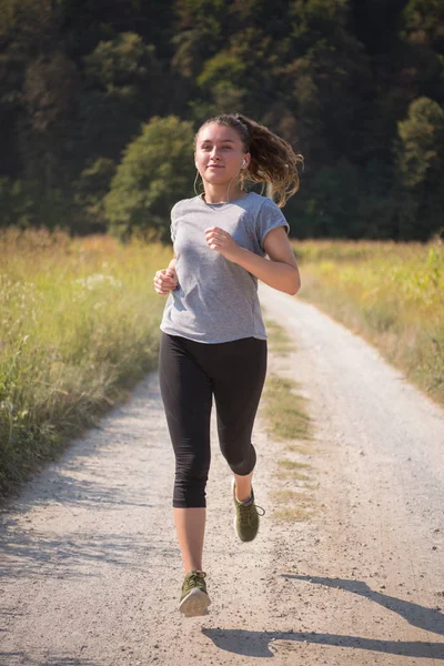 Νεαρή Γυναίκα Απολαμβάνοντας Έναν Υγιεινό Τρόπο Ζωής Ενώ Τρέξιμο Κατά — Φωτογραφία Αρχείου