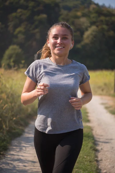 Genç Kadın Bir Ülke Road Egzersiz Fitness Kavramı Koşu Sırasında — Stok fotoğraf