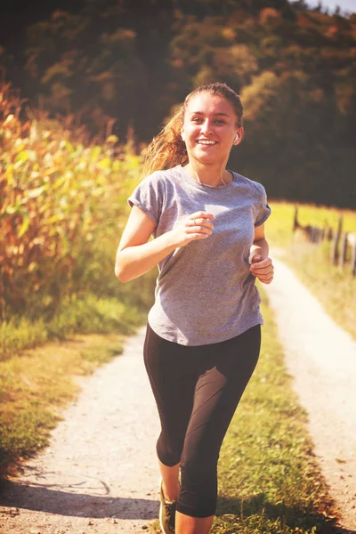 Junge Frau Genießt Gesunden Lebensstil Beim Joggen Entlang Einer Landstraße — Stockfoto