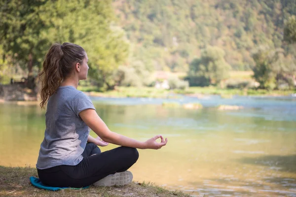 Healthy Woman Relaxing While Meditating Doing Yoga Exercise Beautiful Nature — Stock Photo, Image