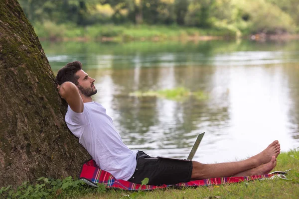 Jovem Freelancer Usando Computador Portátil Enquanto Trabalhava Bela Natureza Sob — Fotografia de Stock