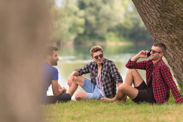 Gruppo Giovani Che Godono Natura Seduti Sulla Riva Del Fiume — Foto Stock