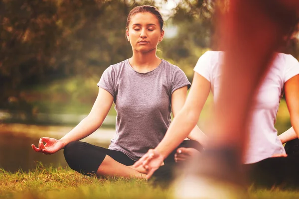 Groupe Jeunes Femmes Bonne Santé Détendre Tout Méditant Faire Exercice — Photo