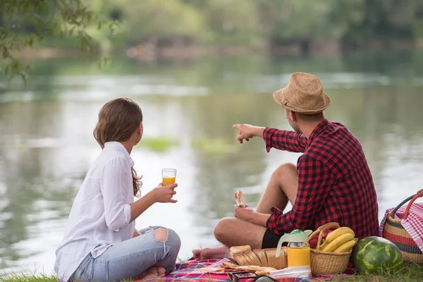 Pár Lásce Piknik Čas Pití Jídlo Krásné Přírodě Břehu Řeky — Stock fotografie