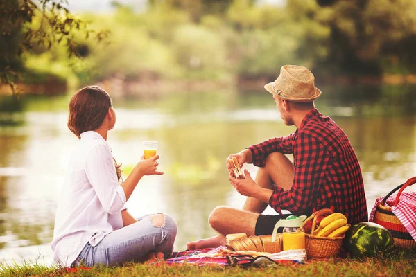 Pár Élvezi Piknik Idő Ital Élelmiszer Gyönyörű Természeti Környezetben Folyó — Stock Fotó