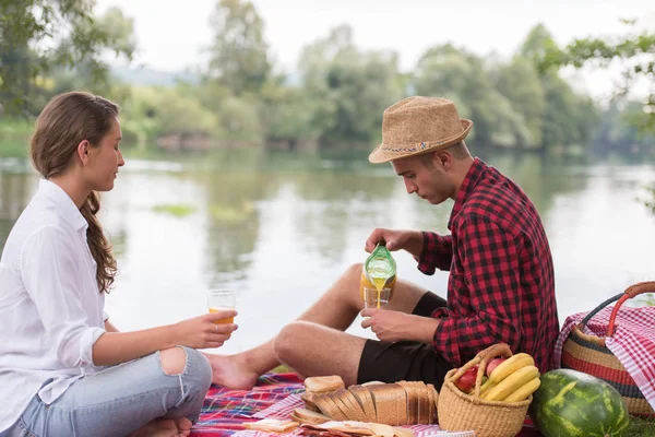 Pareja Amor Disfrutando Picnic Bebida Comida Hermosa Naturaleza Orilla Del — Foto de Stock