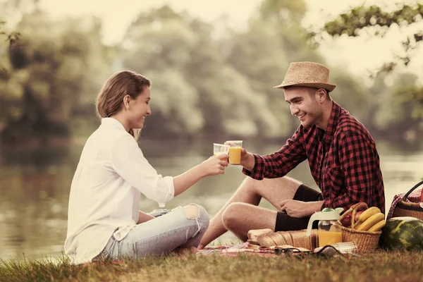 Paar Verliefd Genieten Van Picknick Tijd Drinken Eten Prachtige Natuur — Stockfoto
