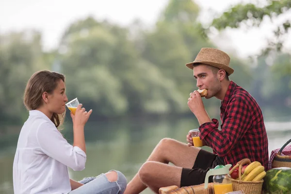 Verliebte Paare Genießen Picknick Drink Und Essen Schöner Natur Flussufer — Stockfoto