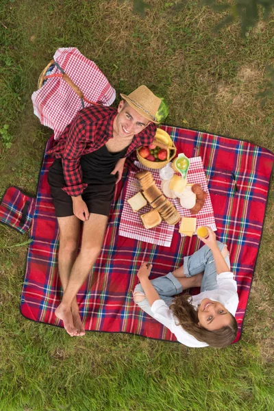 Pareja Amor Disfrutando Picnic Bebida Comida Hermosa Naturaleza Orilla Del —  Fotos de Stock