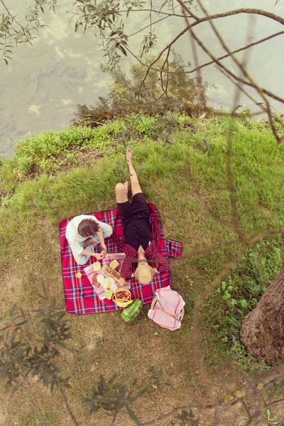Verliebte Paare Genießen Picknick Drink Und Essen Wunderschöner Natur Flussufer — Stockfoto