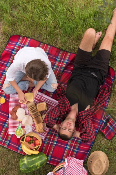 Verliebte Paare Genießen Picknick Drink Und Essen Wunderschöner Natur Flussufer — Stockfoto