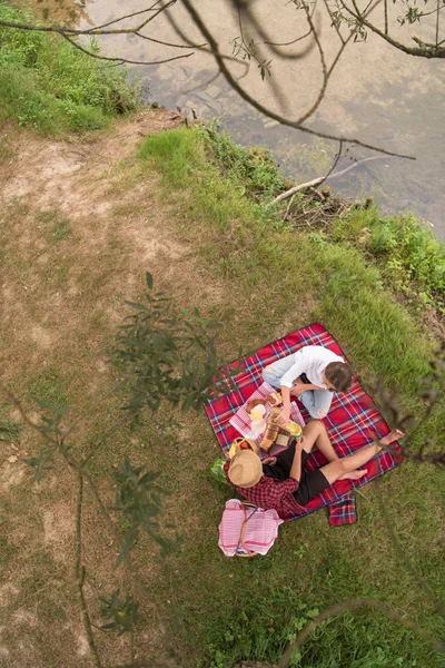 Pareja Amor Disfrutando Picnic Bebida Comida Hermosa Naturaleza Orilla Del — Foto de Stock