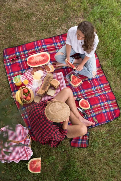 Casal Apaixonado Curtindo Piquenique Tempo Bebida Comida Bela Natureza Margem — Fotografia de Stock