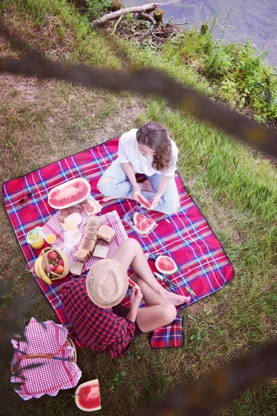 Casal Apaixonado Curtindo Piquenique Tempo Bebida Comida Bela Natureza Margem — Fotografia de Stock