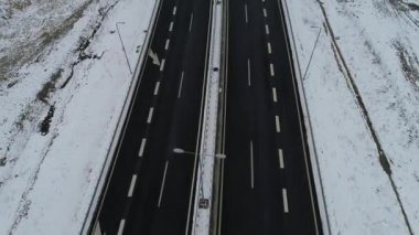 Hava yukarıdan karayolu trafiği düşük ile karlı kış gününde