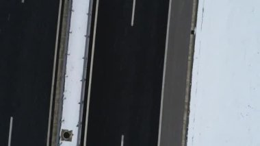 Hava yukarıdan karayolu trafiği düşük ile karlı kış gününde