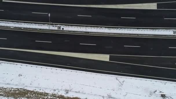 Αεροφωτογραφία Πάνω Του Αυτοκινητόδρομου Χαμηλή Κυκλοφορία Χιονώδη Χειμερινή Ημέρα — Αρχείο Βίντεο