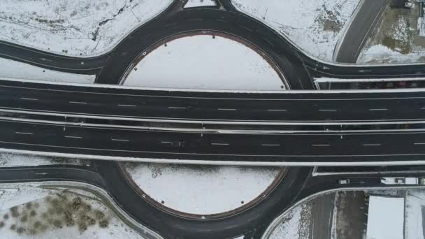 Översta Flygfoto Över Motorvägen Med Låg Trafik Snöig Vinterdag — Stockvideo