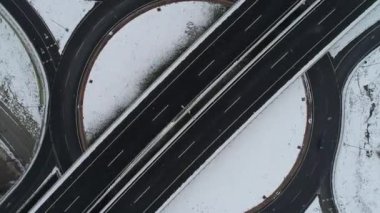 Hava yukarıdan karayolu trafiği düşük ile karlı kış gününde