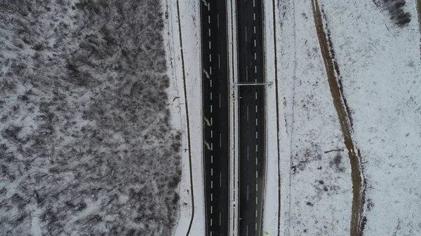 Vista Aérea Superior Carretera Con Poco Tráfico Día Invierno Nevado — Foto de Stock