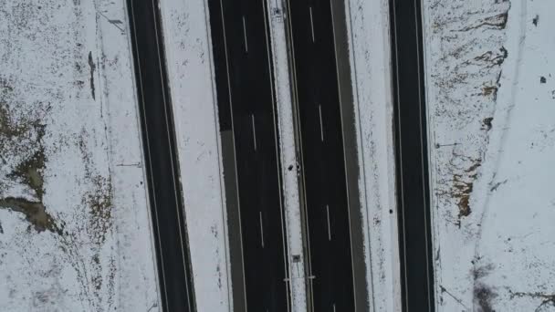 Αεροφωτογραφία Πάνω Του Αυτοκινητόδρομου Χαμηλή Κυκλοφορία Χιονώδη Χειμερινή Ημέρα — Αρχείο Βίντεο