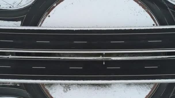 Vista Aérea Superior Carretera Con Poco Tráfico Día Invierno Nevado — Vídeos de Stock