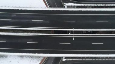 Hava yukarıdan karayolu trafiği düşük ile karlı kış gününde 