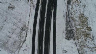 Hava yukarıdan karayolu trafiği düşük ile karlı kış gününde 