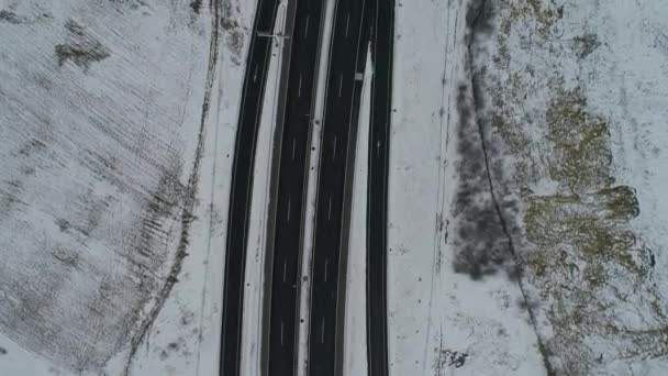 Översta Flygfoto Över Motorvägen Med Låg Trafik Snöig Vinterdag — Stockvideo