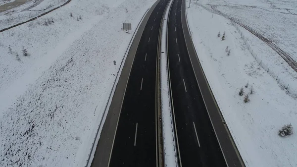 在下雪的冬日 交通便利的高速公路的空中视野 — 图库照片