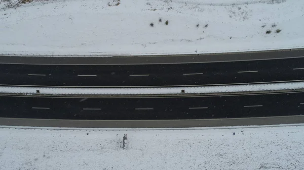 在下雪的冬日 交通便利的高速公路的空中视野 — 图库照片