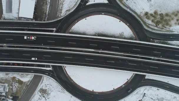 Top Luchtfoto Van Snelweg Met Weinig Verkeer Besneeuwde Winterdag — Stockvideo