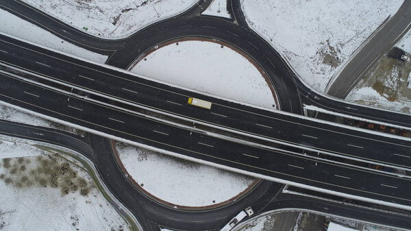 Aerial top view of highway with low traffic on snowy winter day — Stock Image Aerial Top View Highway Low Traffic Snowy Winter Day — Stock Photo, Image