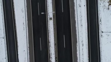 Hava yukarıdan karayolu trafiği düşük ile karlı kış gününde 