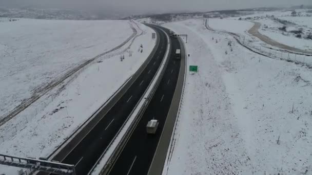 Vista Aérea Superior Carretera Con Poco Tráfico Día Invierno Nevado — Vídeos de Stock