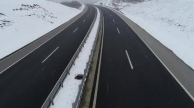 Hava yukarıdan karayolu trafiği düşük ile karlı kış gününde 