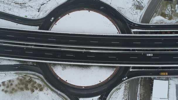 在下雪的冬日 交通便利的高速公路的空中视野 — 图库视频影像