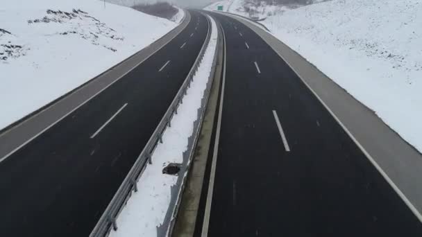 Vista Aérea Superior Estrada Com Baixo Tráfego Dia Inverno Nevado — Vídeo de Stock