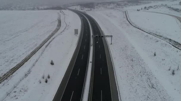 Aerial Top View Highway Low Traffic Snowy Winter Day — Stock Video