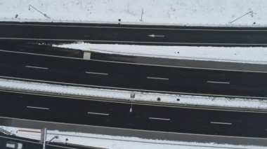 Hava yukarıdan karayolu trafiği düşük ile karlı kış gününde 