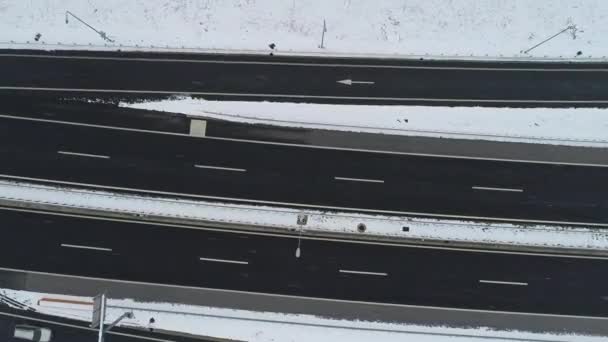 Översta Flygfoto Över Motorvägen Med Låg Trafik Snöig Vinterdag — Stockvideo