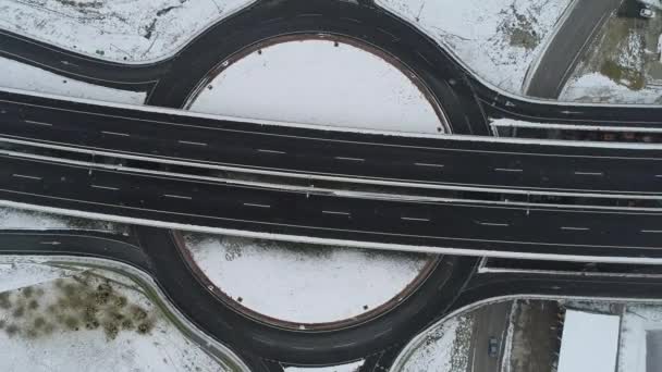在下雪的冬日 交通便利的高速公路的空中视野 — 图库视频影像