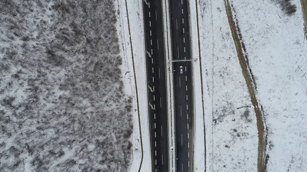 在下雪的冬日 交通便利的高速公路的空中视野 — 图库照片