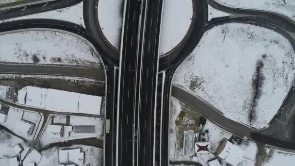 Повітряний Вид Зверху Шосе Низьким Трафіком Сніжний Зимовий День — стокове відео