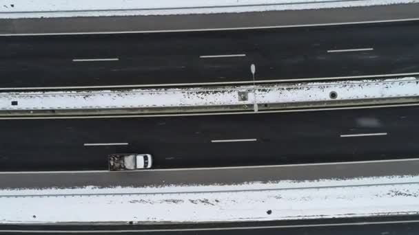 Top Luchtfoto Van Snelweg Met Weinig Verkeer Besneeuwde Winterdag — Stockvideo