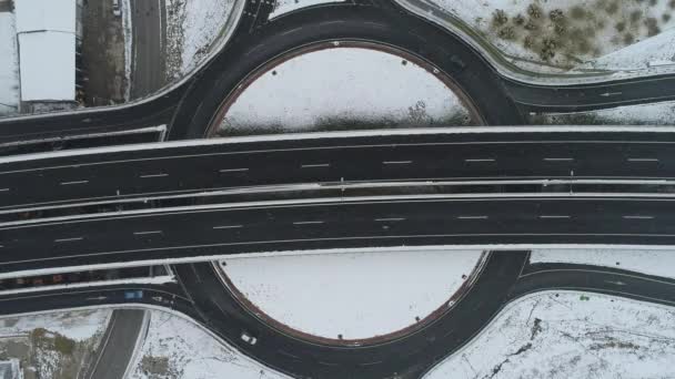 在下雪的冬日 交通便利的高速公路的空中视野 — 图库视频影像